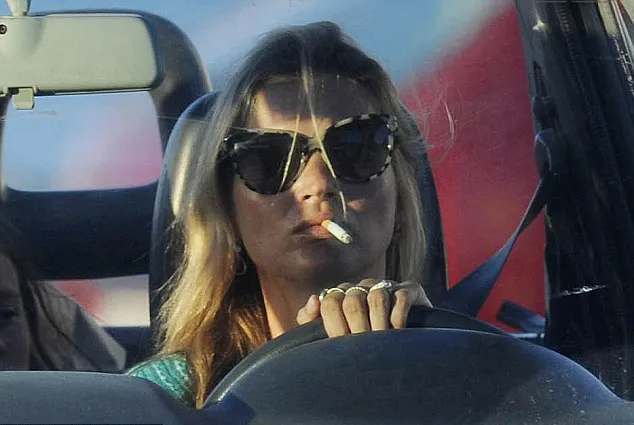 Kate Moss dengan rokok elektriknya
