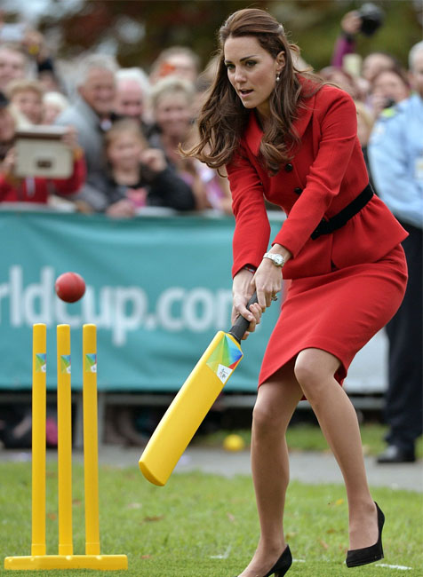 Kate Middleton Saat Memukul Bola @ dailymail.co.uk