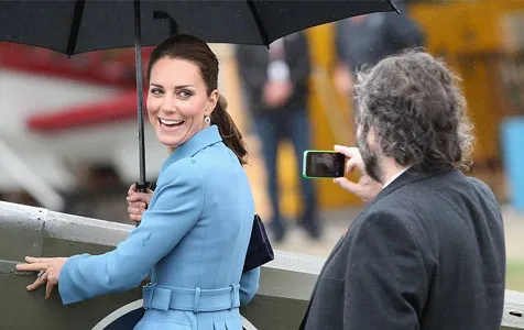 Pose Kate Middleton di Badan Pesawat @ dailymail.co.uk