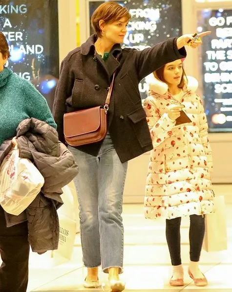 Katie ajak Suri berbelanja © instagram.com