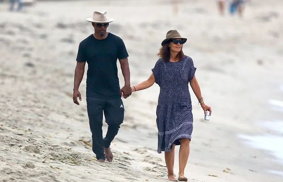 Katie menegaskan jika ia masih pacaran dengan Jamie © BackGrid via dailymail.co.uk