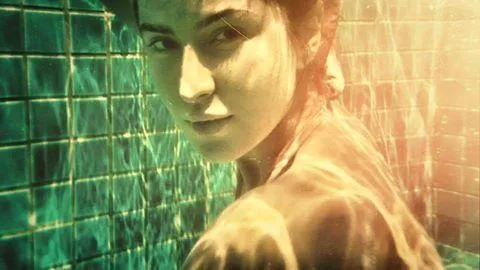 Katrina Kaif tetap cantik walau berada di bawah air ©pinkvilla