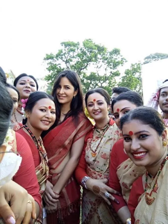 Katrina cantik dengan sari merah ©pinkvilla