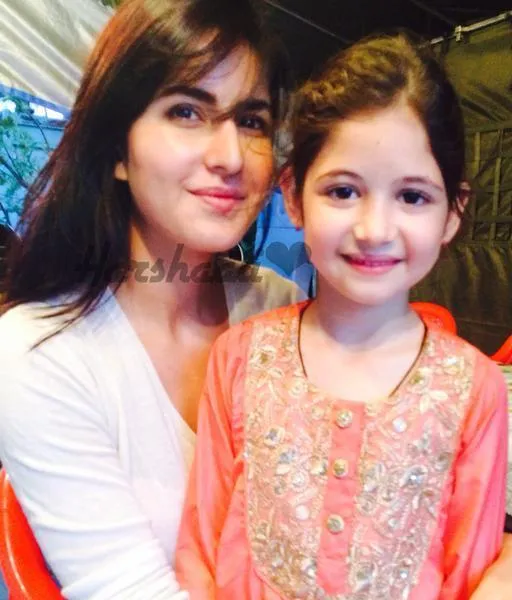 Ini dia selfie Katrina dan Harshali, mirip kan? @pinkvilla.com