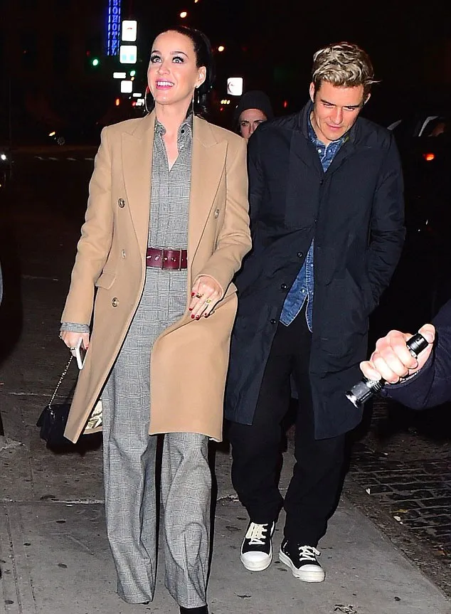 Katy Perry pakai berlian di jari manisnya © Splashnews.com via Dialymail.co.uk