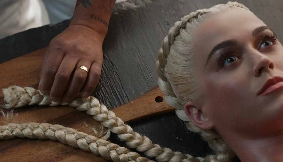 Katy Perry rilis music video 'Bon Appetit' yang cukup creepy! © instagram.com/capitolrecords