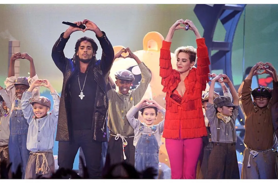 Katy Perry saat tampil bersama Skip Marley di iHeartRadio Awards 2017 © instagram.com/ddhhent