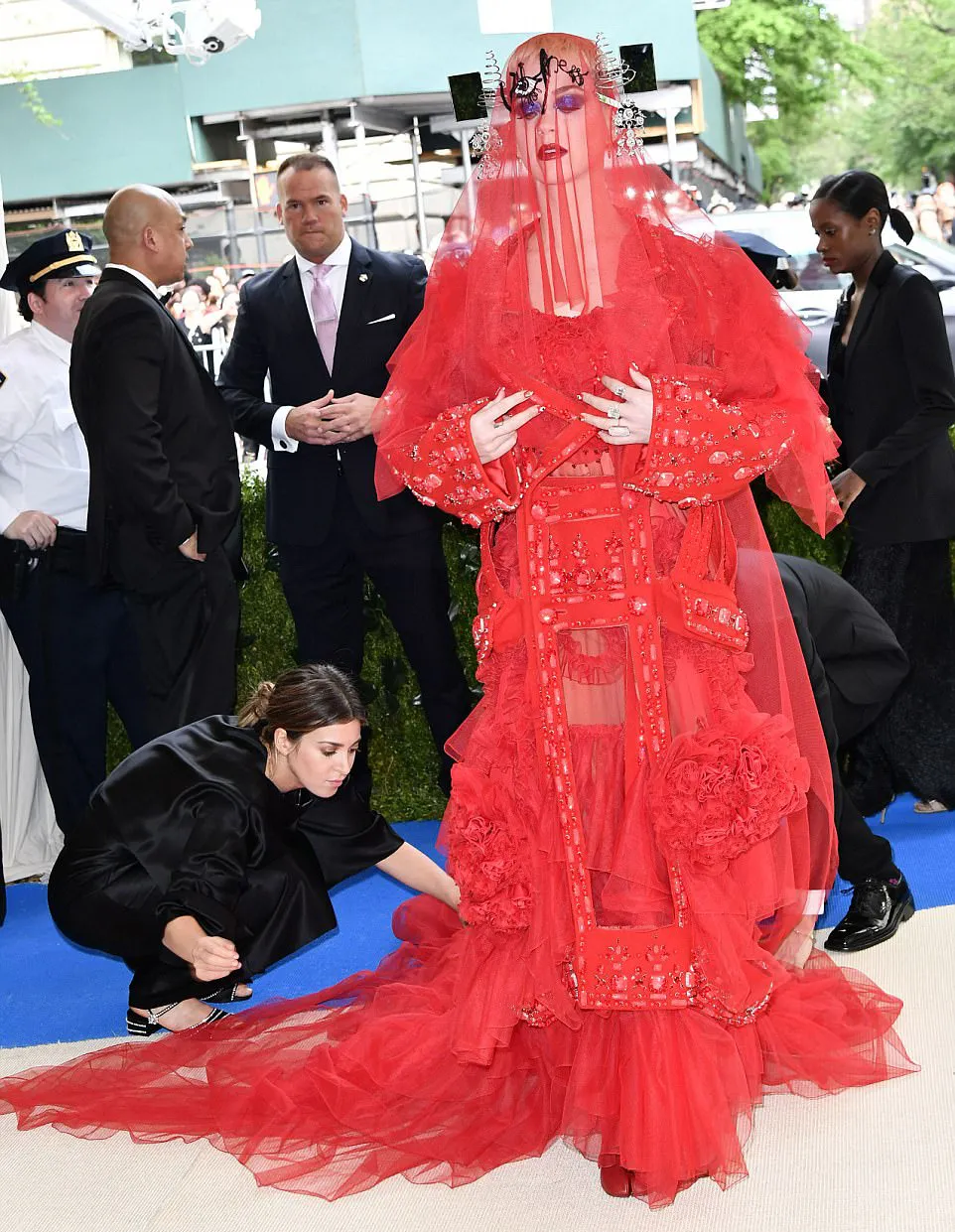 Katy dengan gaun merahnya, cantik atau ...? © Shutterstock/dailymail.co.uk