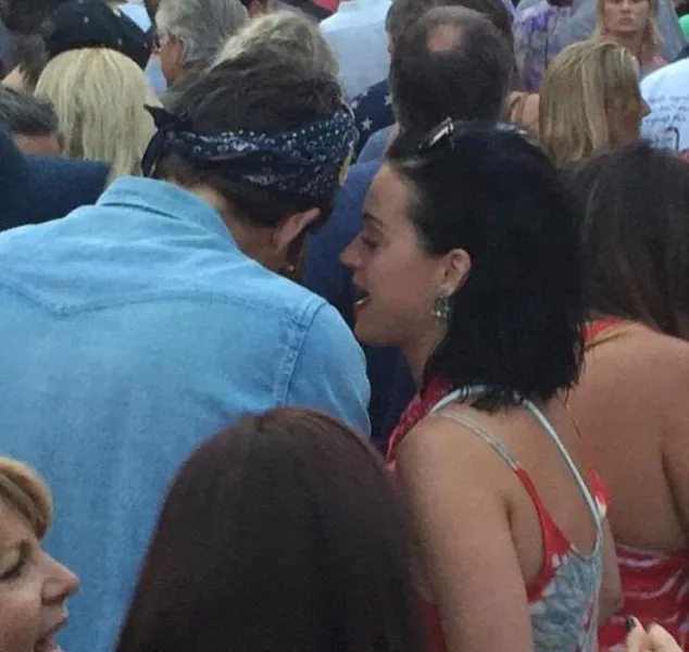 Katy dan John tertangkap kencan seru @ dailymail.co.uk