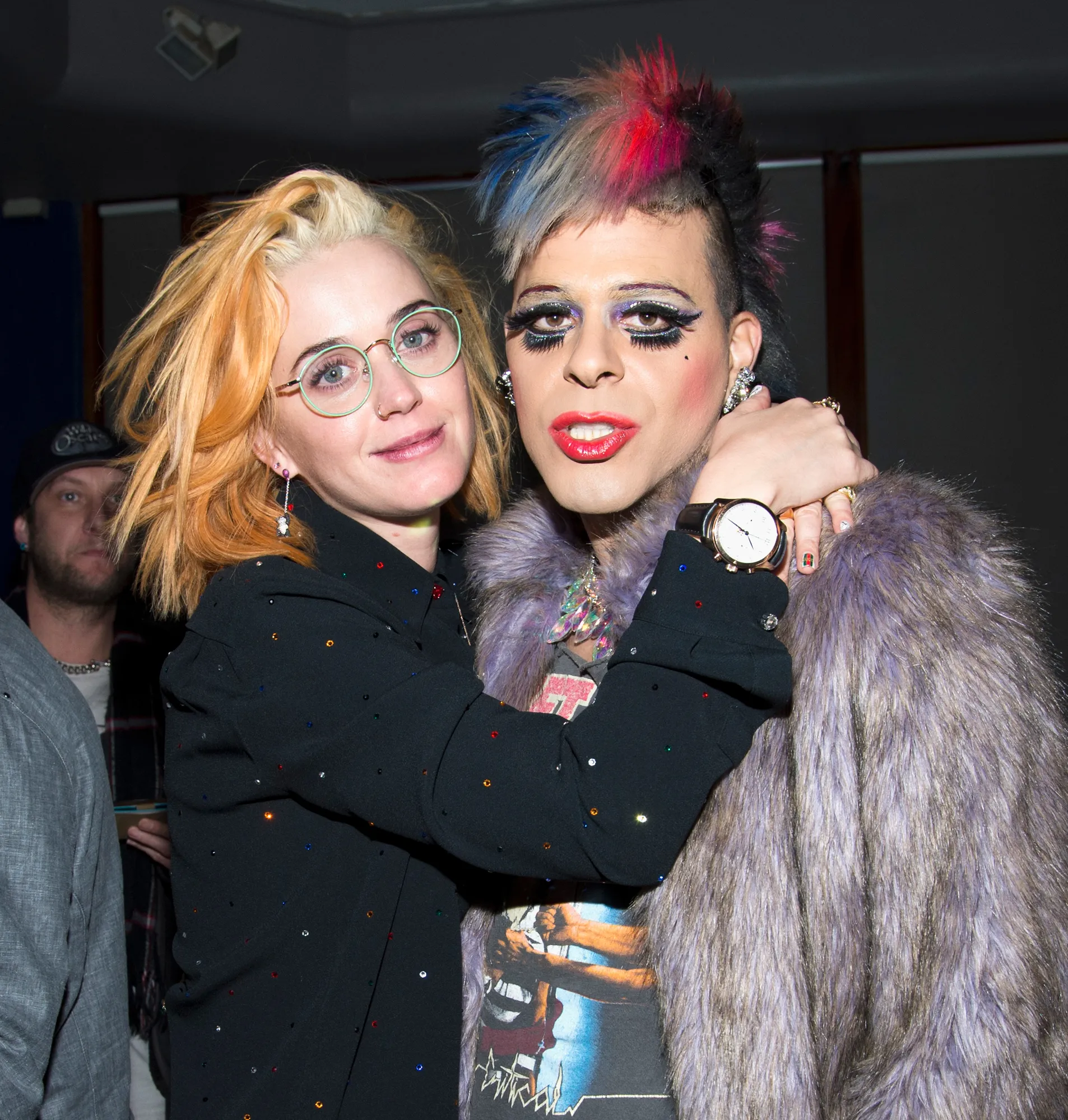 Katy mendadak blonde © etonline.com