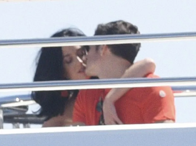 Katy cium mesra Orlando © dailymail.co.uk
