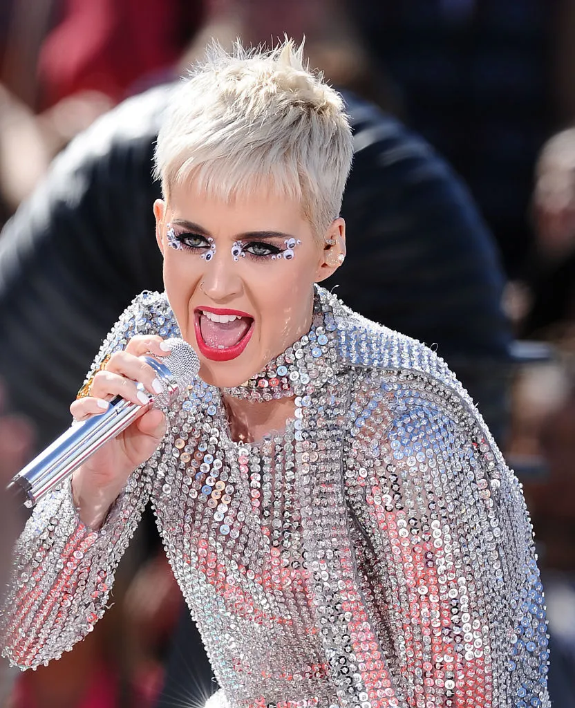 Katy kembali tunjukkan rasa cintanya pada Taylor © hellogiggles.com