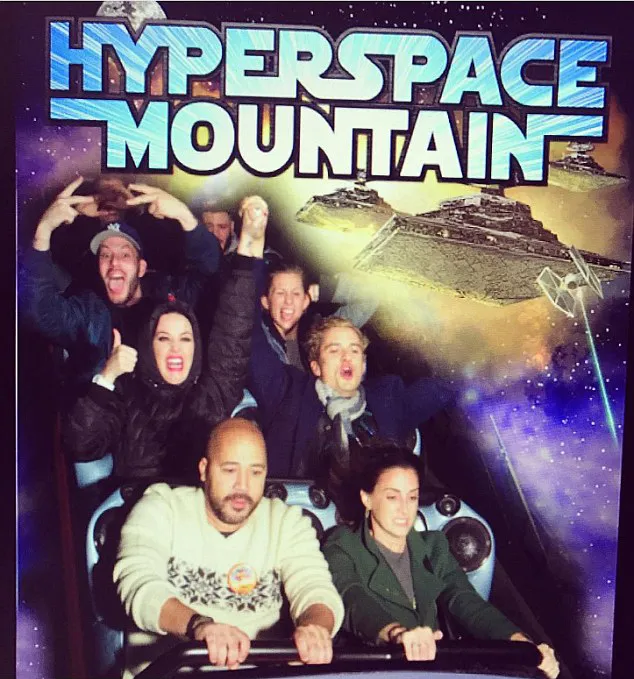 Naik wahana roller coaster, Katy & Orlando pegangan tangan © instagram.com/jwujek