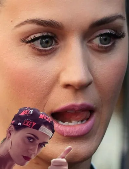 Inilah penampakan gigi bawah Katy yang berantakan © twitter.com/Katysleftarm