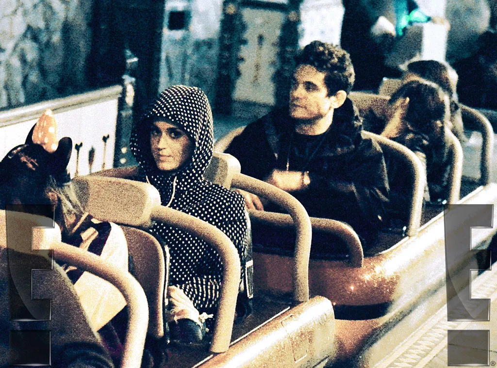 Katy dan John tertangkap kencan seru di Disneyland ©splashnews.com