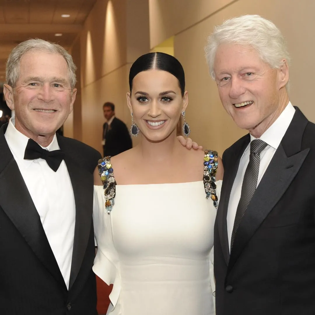 Katy 'gandeng' George W. Bush dan Bill Clinton © instagram.com/katyperry