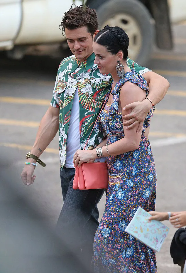 Orlando Bloom sudah kenalkan Katy Perry ke ibunya. ©Splashnews via Dailymail.co.uk