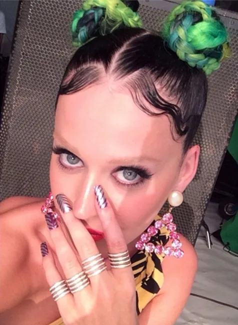 Fokus saja pada alisnya @ instagram.com/katyperry