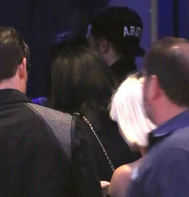 Katy Perry dan Robert Pattinson nonton konser @ dailymail.co.uk