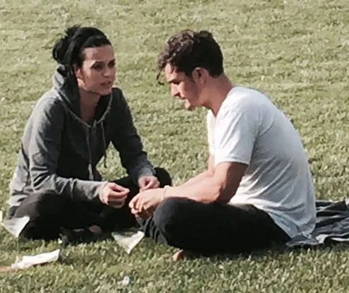 Katy Perry dan Orlando mesra di taman © E!Online
