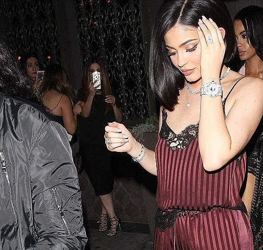 Kylie Jenner sudah pakai cincin yang sama sebelumnya © dailymail.co.uk