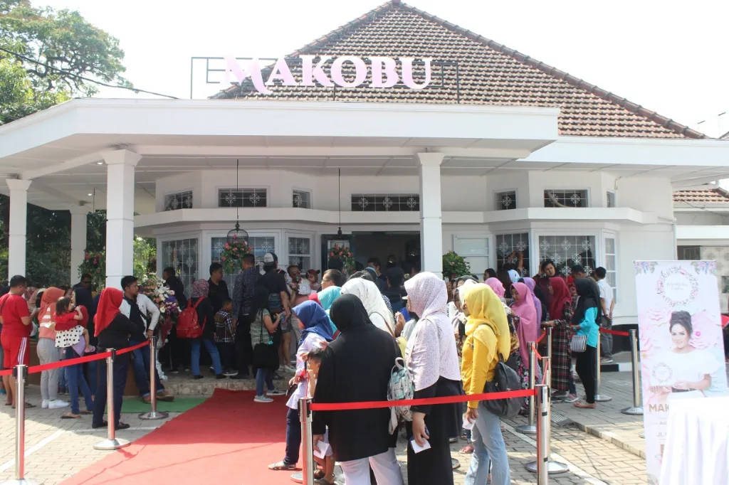 Toko Kue Makobu milik Krisdayanti diramaikan pengunjung @ KapanLagi.com/Darmadi Sasongko