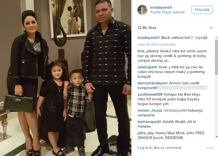 KD dan keluarganya kompak pakai outfit serba hitam © instagram.com/krisdayantirl