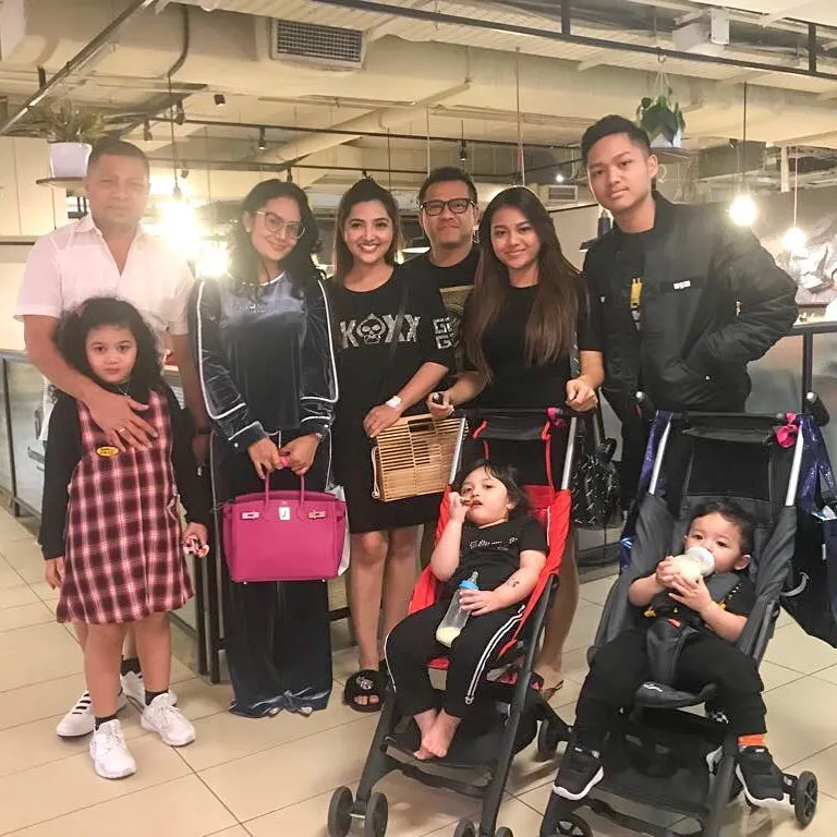 Akur! Keluarga KD pose bareng dengan keluarga mantan suaminya yaitu Anang Hermansyah. Credit: via instagram.com/krisdayantilemos