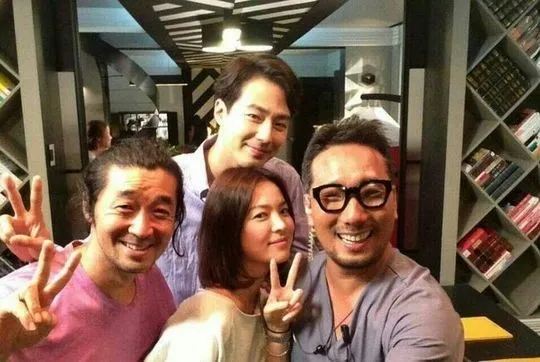 Song Hye Gyo dan Jo In Seong bersama dengan staff drama It's Okay, That's Love @kdramastars.com