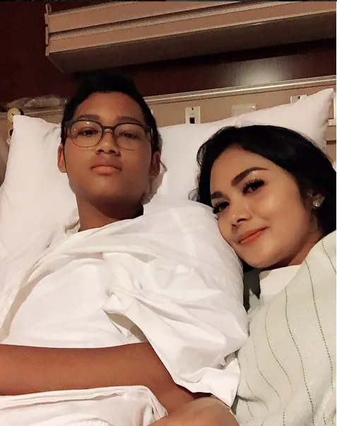 Krisdayanti jenguk Azriel di Rumah Sakit © Instagram.com/Krisdayantilemos
