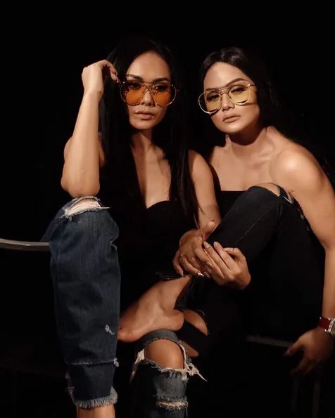 Dengan gaya simple dan kacamata retro, KD dan Yuni tampak mempesona! /©instagram.com/yunishara36