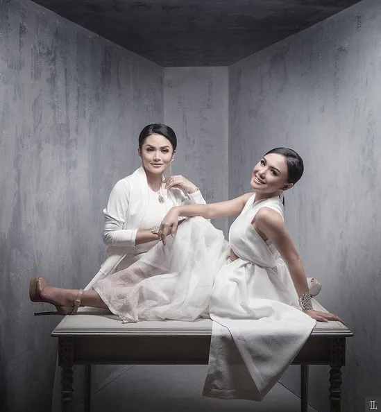 Dengan busana, riasan dan hairdo yang sama, KD dan Yuni terlihat makin mirip! /©instagram.com/yunishara36