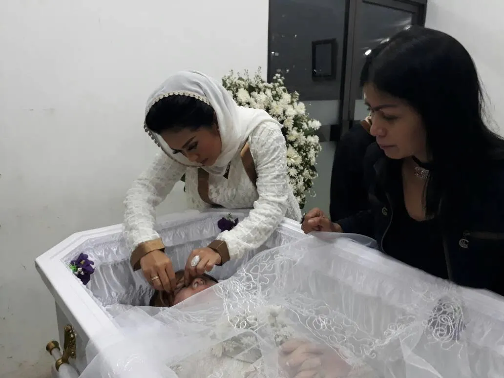 Krisdayanti pasang bulu mata untuk jenazah almarhum Yana Zein sebelum pemakaman © KapanLagi.com®/Nuzulur Rakhmah
