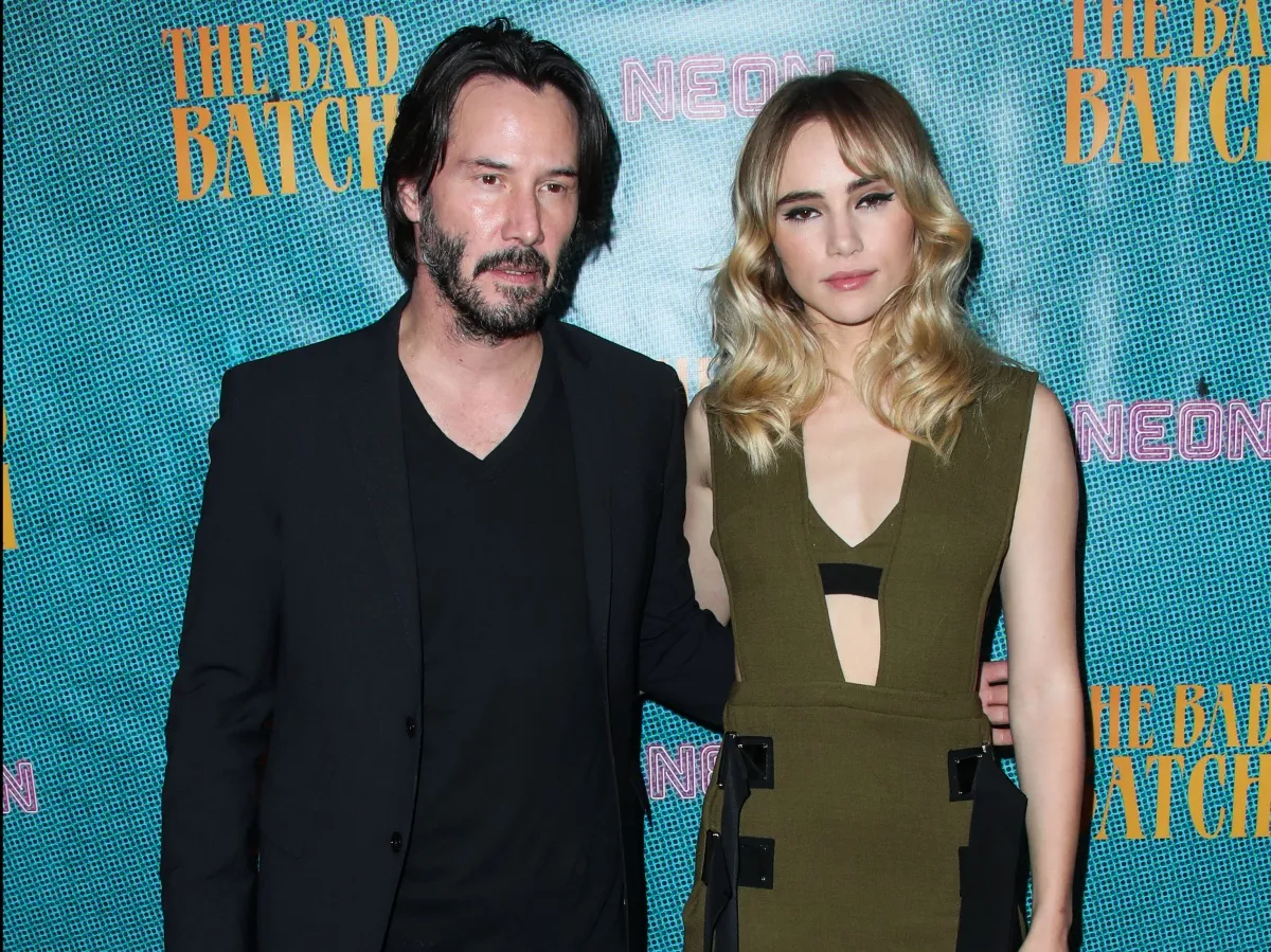 Keanu Reeves tidak menyentuh tubuh Suki Waterhouse saat foto bersama. Credit: businessinsider