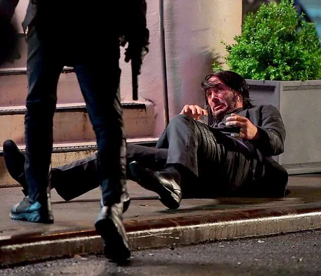 Keanu ditodong pistol © Splash News via dailymail.co.uk