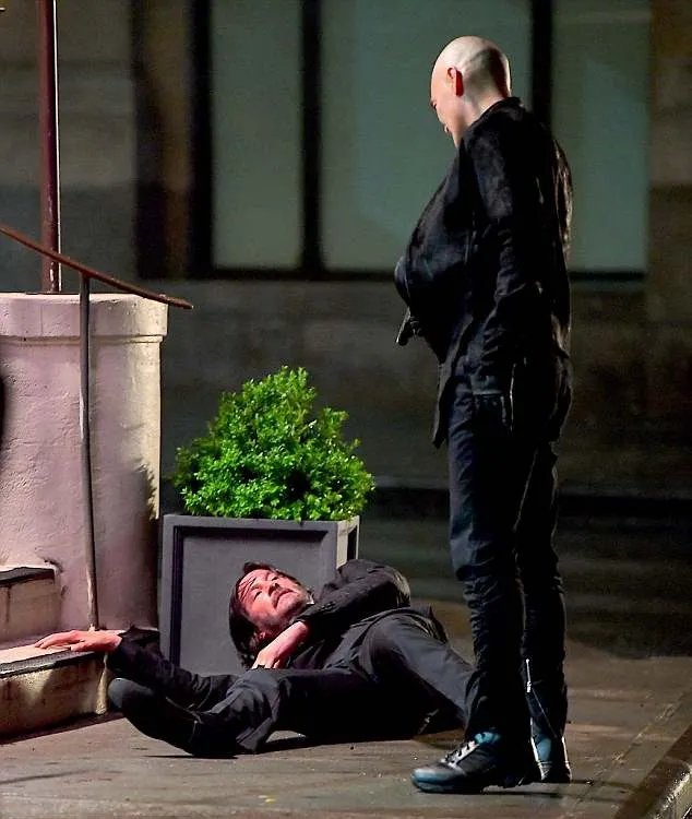 Keanu dan Mark Dacascos saat syuting di Manhattan © Splash News via dailymail.co.uk