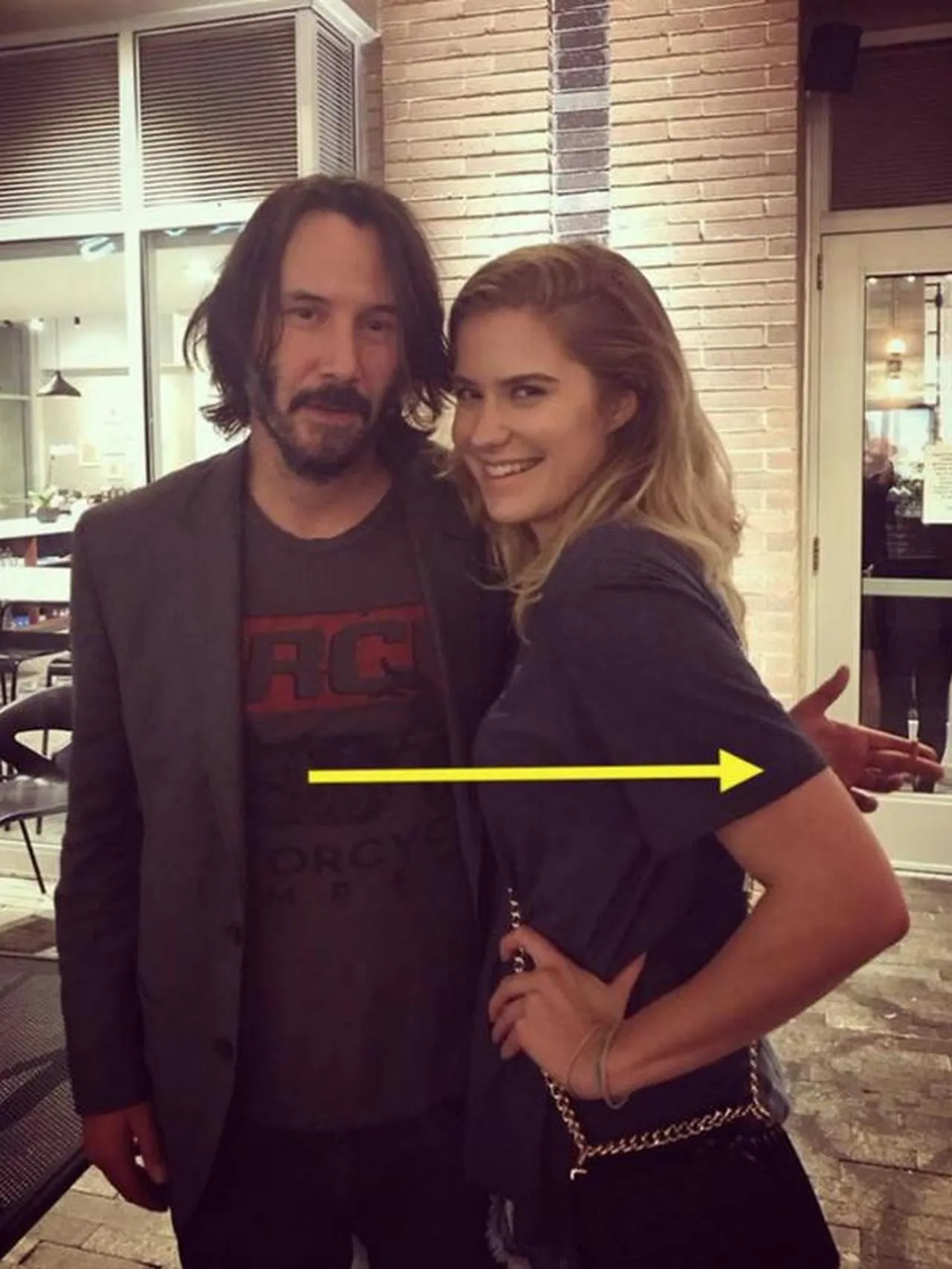Keanu Reeves tak pernah menyentuh wanita saat foto bersama credit: gosocial