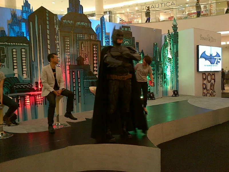 Melihat Batman secaranya nyata di Senayan City. (Puput Puji Lestari)