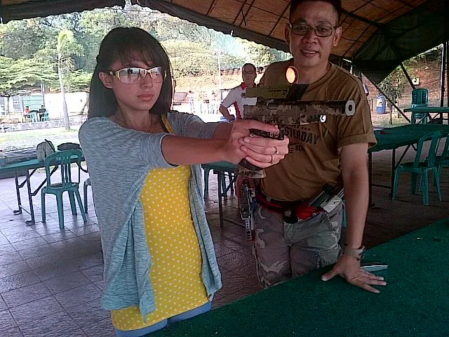 Manda Cello tengah asyik latihan menembak.