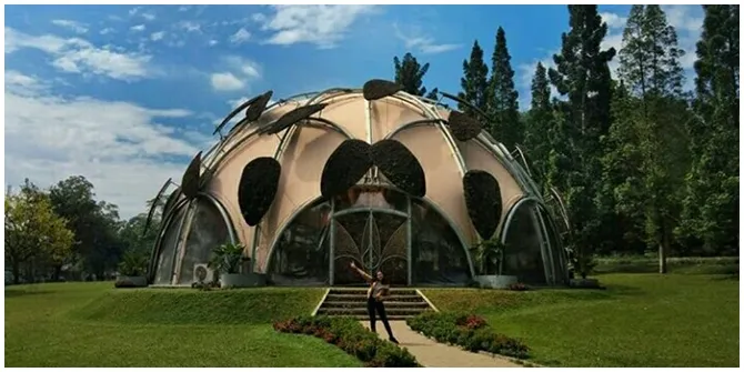 Jika kamu sedang berkunjung ke Kota Hujan ini belum lengkap rasanya jika belum bermain di tempat wisata Kebun Raya Bogor.