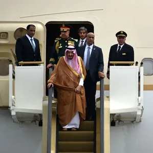 Raja Salman membawa sertai 1.500 orang dalam kunjungan ke Indonesia © AFP