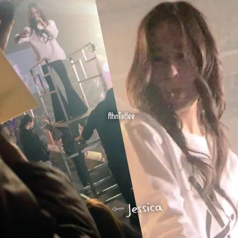 Krystal saat memberi kode nggemesin pada Jessica di tengah-tengah konser. © credit as tagged