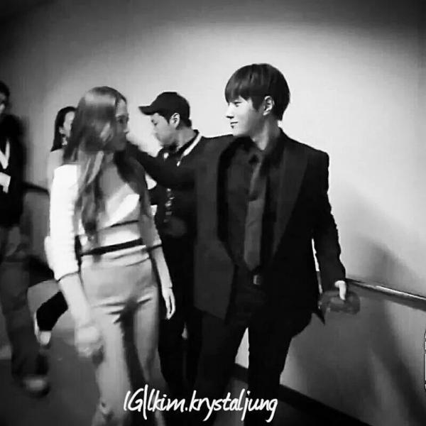 Krystal dan L reuni seru sambil bercanda. © credit as tagged