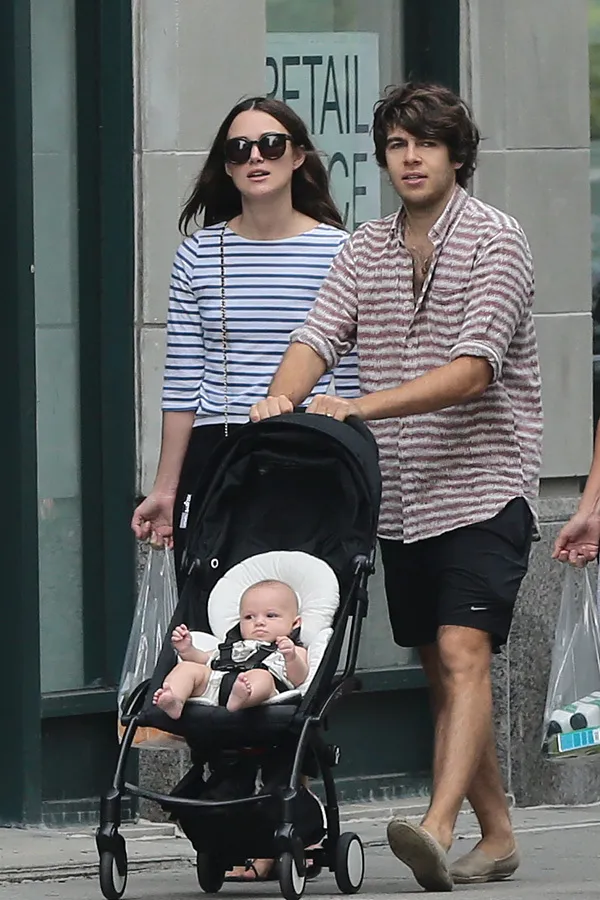 Keira Knightley dan James Righton tunjukkan wajah anaknya © Splashnews.com