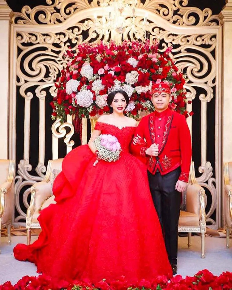 Kezia Karamoy gabungkan konsep modern ala Princess untuk prosesi Pakaja Menantu. 呼nstagram/itskeziakaramoy