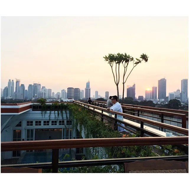 Makan malam dengan menikmati senja Jakarta? Priceless.