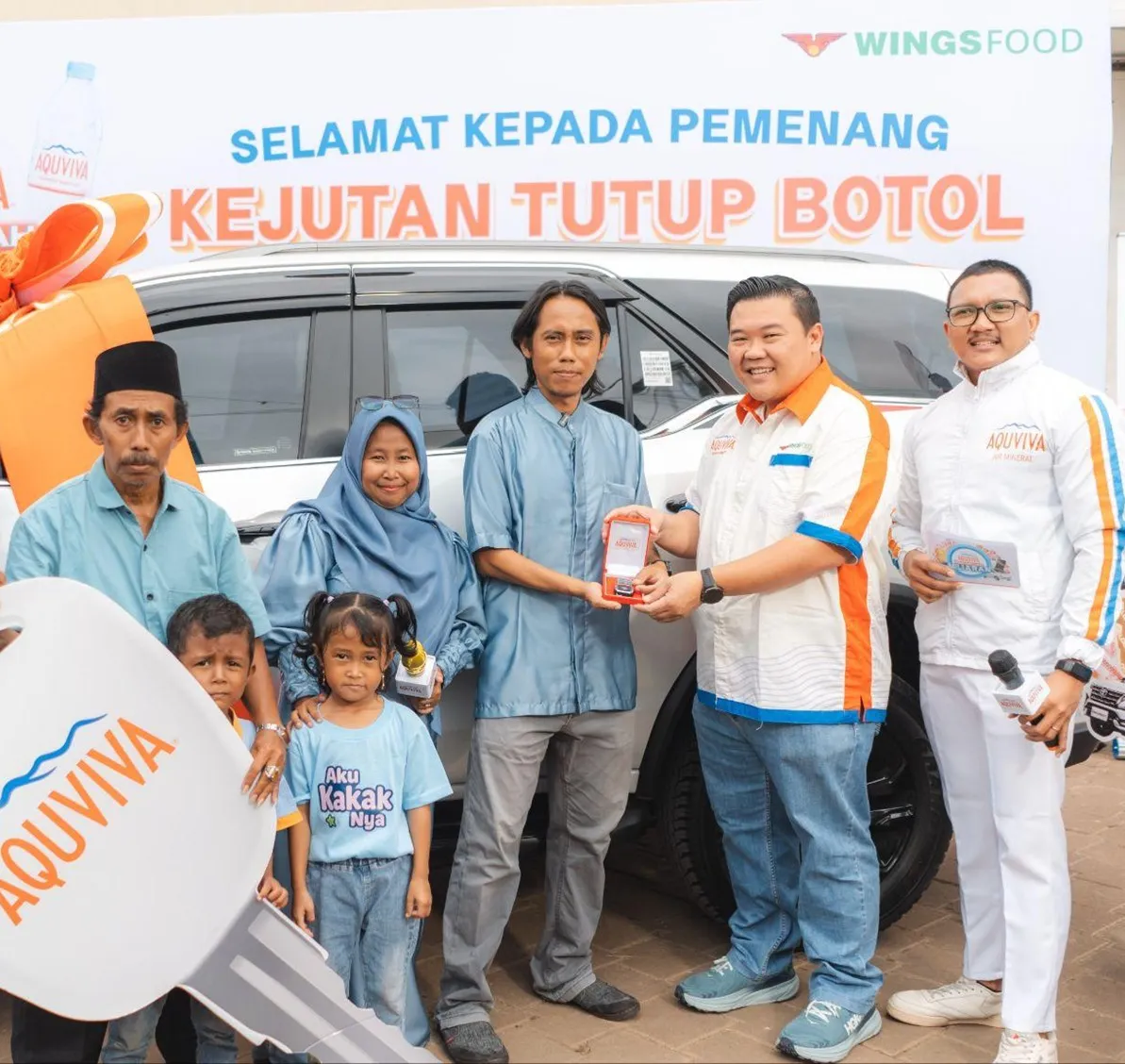 Penyerahan hadiah kepada Mulya, pemenang program Kejutan Tutup Botol AQUVIVA 2025. ©AQUVIVA