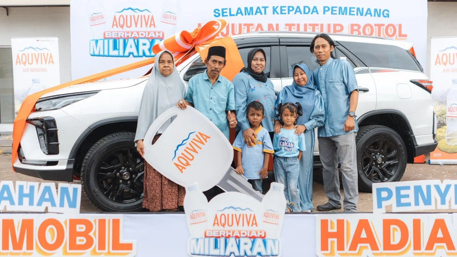 Mulya, pemenang program Kejutan Tutup Botol AQUVIVA 2025 bersama keluarga. ©AQUVIVA