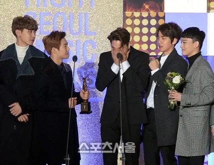 Kai EXO langsung menyembunyikan air matanya saat menerima penghargaan Bonsang. © credit as tagged