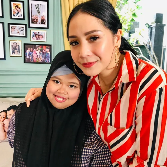 Kekey memeluk erat Gigi (Credit: instagram.com/raffinagita1717)